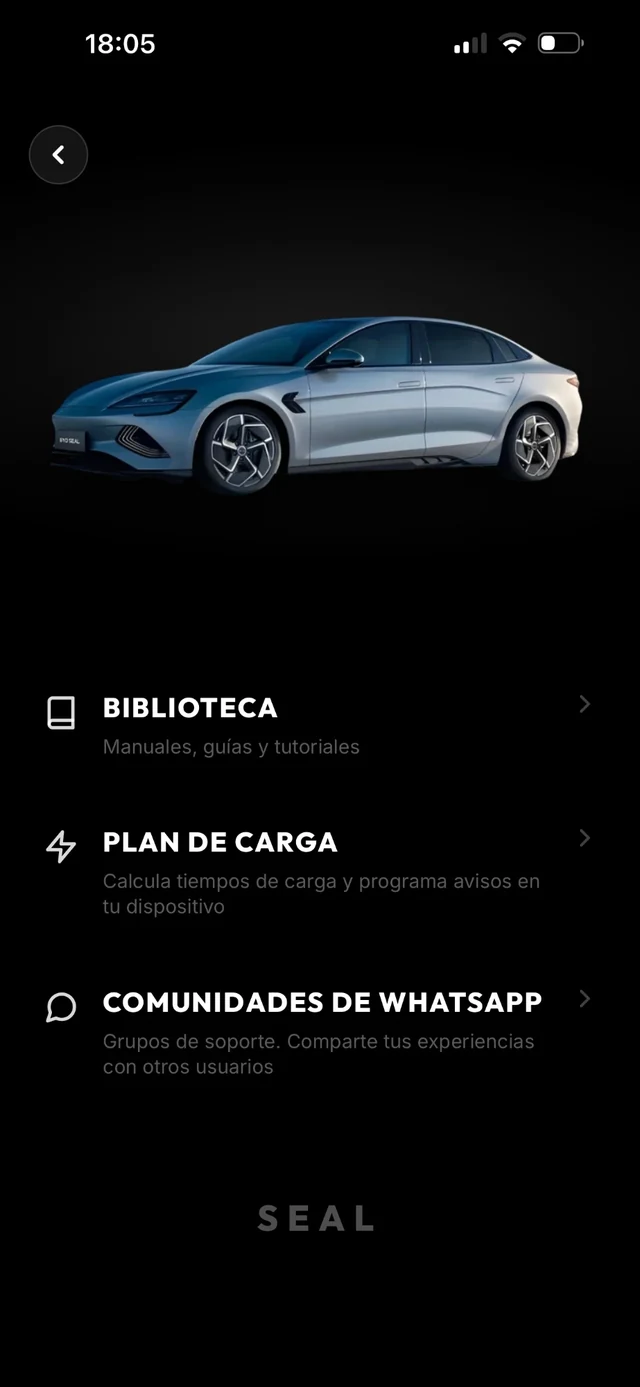 Pantalla de un auto en evy con accesos a Biblioteca, Plan de carga y Comunidades de WhatsApp